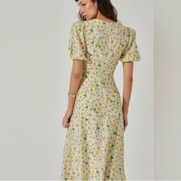 NEW ASTR The Label $130 Sweetheart
Puff Sleeve Floral Midi Dress - Picture 3 of 7